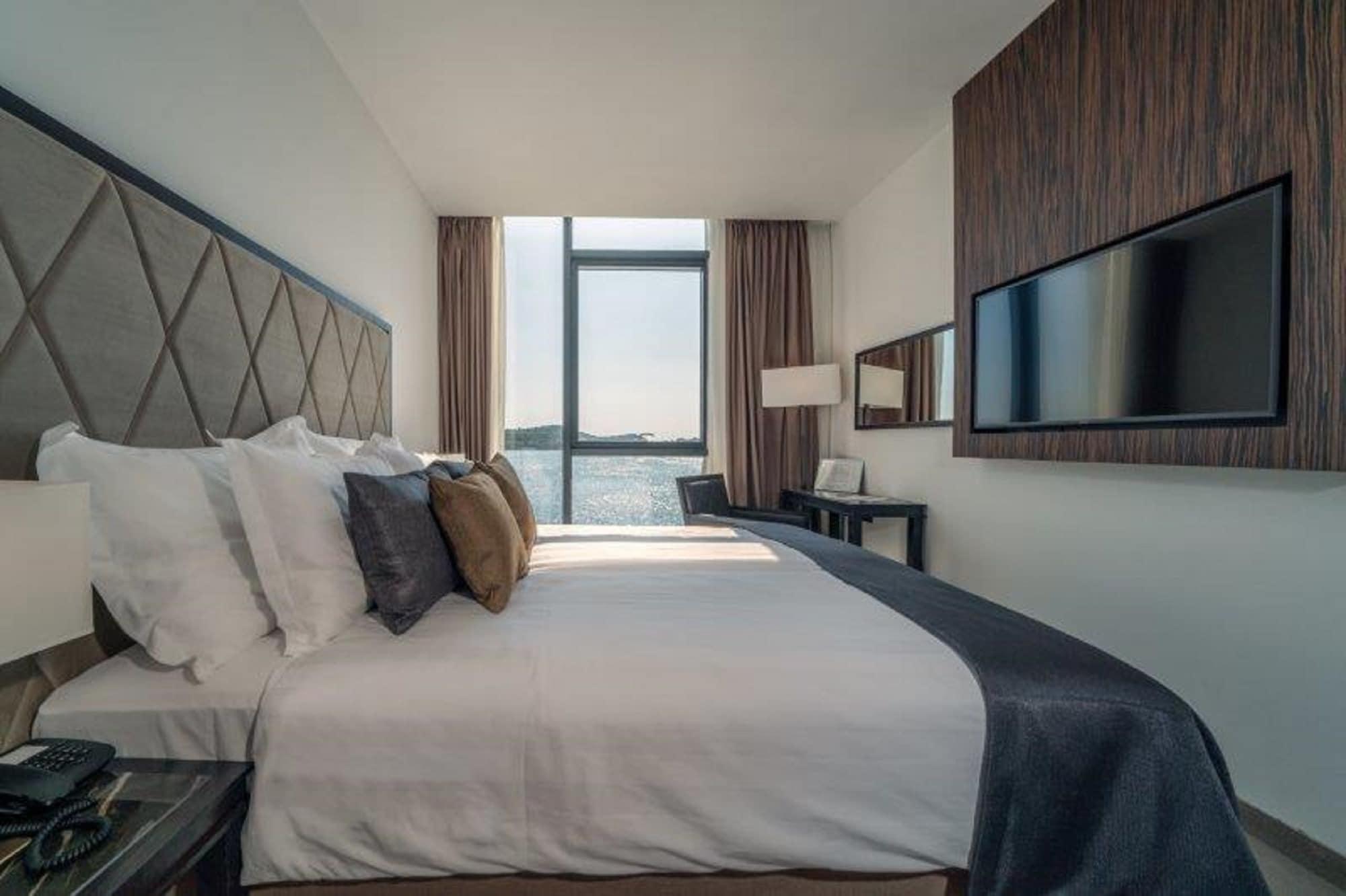 Bellevue Superior City Hotel ชิเบนิก ภายนอก รูปภาพ