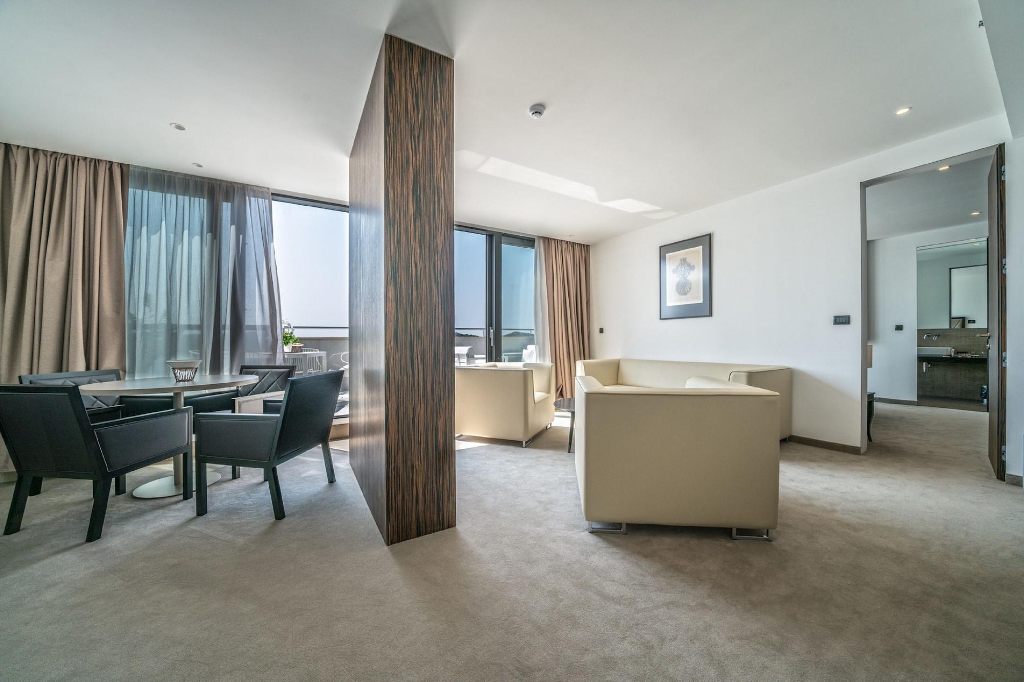 Bellevue Superior City Hotel ชิเบนิก ภายนอก รูปภาพ