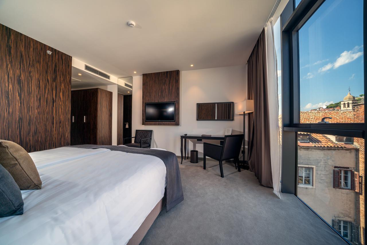 Bellevue Superior City Hotel ชิเบนิก ภายนอก รูปภาพ